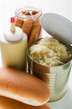 enlatados - Bread roll, sauerkraut in tin, mustard, frankfurters in jar Foto de stock - Sin royalties Premium, Código: 659-01862154