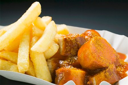 simsearch:659-01862188,k - Currywurst (saucisse avec ketchup & cari) & des chips dans le plat de papier Photographie de stock - Premium Libres de Droits, Code: 659-01862164