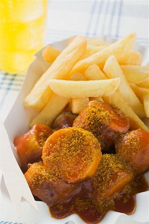 simsearch:659-01862188,k - Currywurst (saucisse avec ketchup & cari) & des chips dans le plat de papier Photographie de stock - Premium Libres de Droits, Code: 659-01862169