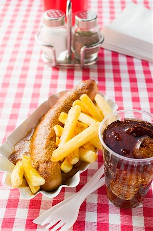 simsearch:659-01862188,k - Currywurst (saucisse avec ketchup & poudre de curry), chips & cola Photographie de stock - Premium Libres de Droits, Code: 659-01862176