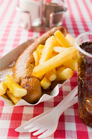 simsearch:659-01862188,k - Currywurst (saucisse avec ketchup & poudre de curry), chips & cola Photographie de stock - Premium Libres de Droits, Code: 659-01862177