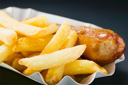 simsearch:659-01862188,k - Currywurst (saucisse avec ketchup & cari) & des chips dans le plat de papier Photographie de stock - Premium Libres de Droits, Code: 659-01862172