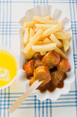 Sausage with ketchup & curry powder & chips in paper dish, lemonade Stock Photo - Premium Royalty-Free, Code: 659-01862173