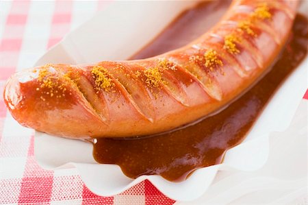 simsearch:659-01862188,k - Currywurst (saucisse avec ketchup & cari) dans le plat de papier Photographie de stock - Premium Libres de Droits, Code: 659-01862197