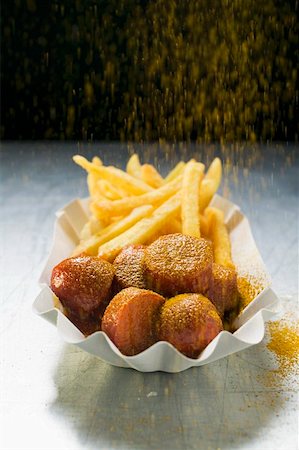 simsearch:659-01862188,k - Saupoudrer de poudre de curry sur currywurst et chips Photographie de stock - Premium Libres de Droits, Code: 659-01862211