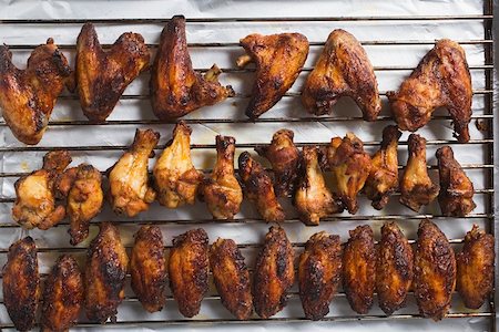 simsearch:659-09125842,k - Grillé les ailes de poulet sur la grille Photographie de stock - Premium Libres de Droits, Code: 659-01862239