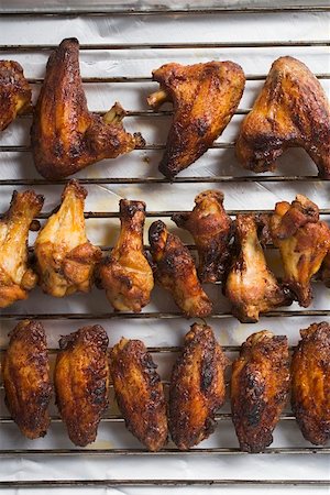 simsearch:659-01862234,k - Grilled chicken wings on rack Foto de stock - Sin royalties Premium, Código: 659-01862240