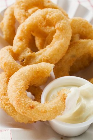 Deep-fried onion rings with mayonnaise Foto de stock - Sin royalties Premium, Código: 659-01862268