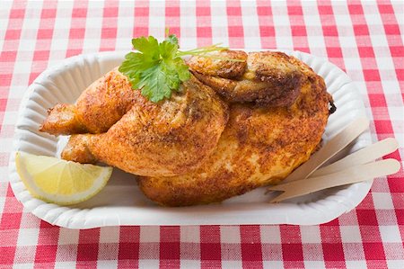 simsearch:659-01862234,k - Half a roast chicken in paper dish Foto de stock - Sin royalties Premium, Código: 659-01862273