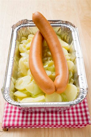 simsearch:659-01862323,k - Frankfurters with potato salad in aluminium container Foto de stock - Royalty Free Premium, Número: 659-01862307