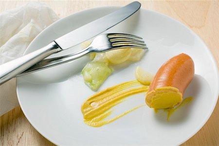 simsearch:659-01862311,k - Frankfurter avec salade de pommes de terre et de la moutarde (déchets) Photographie de stock - Premium Libres de Droits, Code: 659-01862303