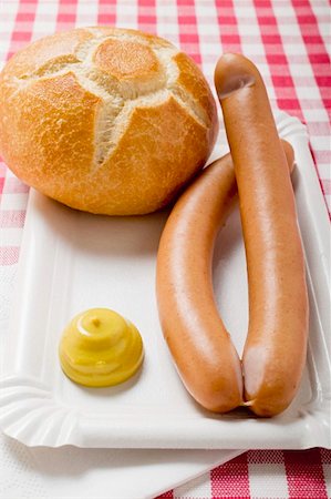 simsearch:659-01862323,k - Frankfurters with mustard and bread roll on paper plate Foto de stock - Royalty Free Premium, Número: 659-01862338