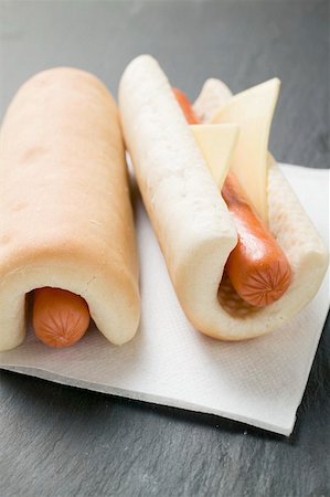 simsearch:659-03521588,k - Two hot dogs with cheese Fotografie stock - Premium Royalty-Free, Codice: 659-01862340