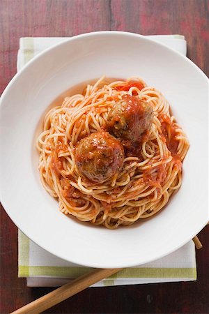 simsearch:659-08420179,k - Spaghetti with meatballs and tomato sauce (overhead view) Stock Photo - Premium Royalty-Free, Code: 659-01862384