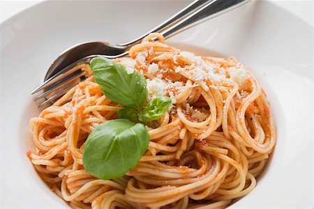 simsearch:659-08895822,k - Spaghetti with tomato sauce, basil and Parmesan Foto de stock - Sin royalties Premium, Código: 659-01862397