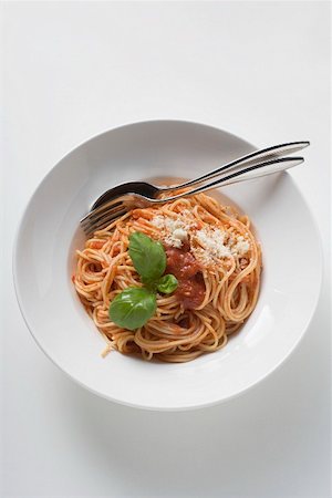 simsearch:659-06494212,k - Spaghetti with tomato sauce, basil and Parmesan Foto de stock - Sin royalties Premium, Código: 659-01862399