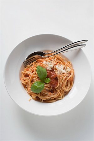 simsearch:659-06494210,k - Spaghetti with tomato sauce, basil and Parmesan Foto de stock - Sin royalties Premium, Código: 659-01862399