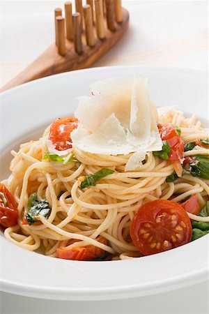 simsearch:659-01857570,k - Spaghetti with cherry tomatoes, basil and Parmesan Foto de stock - Sin royalties Premium, Código: 659-01862405