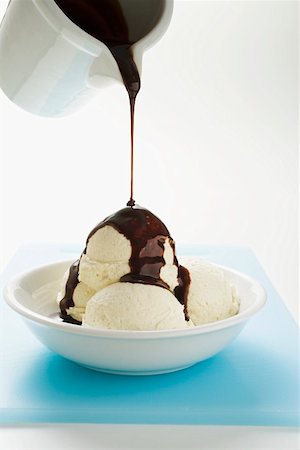 simsearch:659-01842934,k - Pouring chocolate sauce over vanilla ice cream Stock Photo - Premium Royalty-Free, Code: 659-01862416
