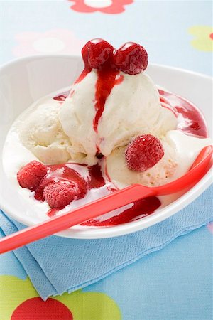 Vanilla ice cream with raspberry sauce Stock Photo - Premium Royalty-Free, Code: 659-01862421