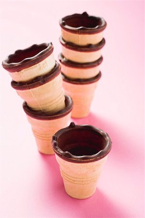 simsearch:659-01864821,k - Empty chocolate-dipped ice cream cones, in a pile Fotografie stock - Premium Royalty-Free, Codice: 659-01862433