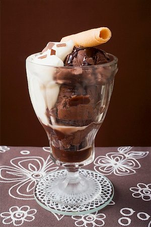 sundae - Sundae of chocolate ice cream, cream & wafer curl Foto de stock - Sin royalties Premium, Código: 659-01862445