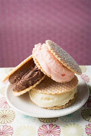 Strawberry, vanilla and chocolate ice cream sandwiches Stock Photo - Premium Royalty-Free, Code: 659-01862477