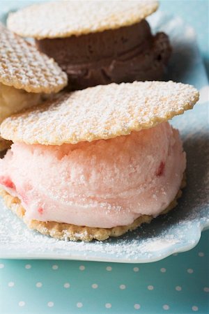 Strawberry, vanilla and chocolate ice cream sandwiches Stock Photo - Premium Royalty-Free, Code: 659-01862471