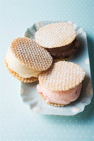 fatia fina de silício em circuitos integrados - Strawberry, vanilla and chocolate ice cream sandwiches Foto de stock - Royalty Free Premium, Número: 659-01862472