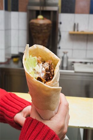 Mains tenant döner enveloppement dans le snack bar Photographie de stock - Premium Libres de Droits, Code: 659-01862486