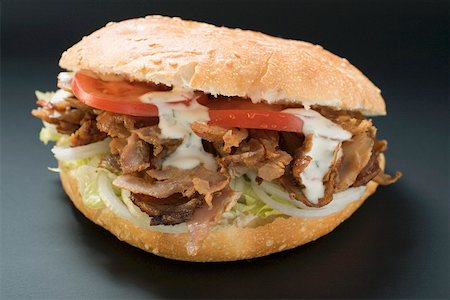 Döner kebab with onions, tomatoes and yoghurt sauce Foto de stock - Sin royalties Premium, Código: 659-01862487