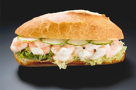 simsearch:659-01846593,k - Bread roll filled with shrimps, cucumber and remoulade Fotografie stock - Premium Royalty-Free, Codice: 659-01862574
