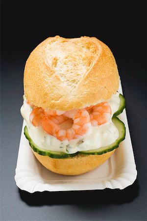 simsearch:659-01842914,k - Bread roll filled with shrimps, cucumber and remoulade Fotografie stock - Premium Royalty-Free, Codice: 659-01862570