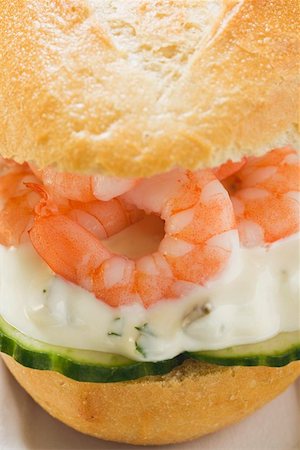 simsearch:659-02211590,k - Bread roll filled with shrimps, cucumber and remoulade Foto de stock - Sin royalties Premium, Código: 659-01862571
