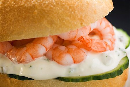 simsearch:659-02211590,k - Bread roll filled with shrimps, cucumber and remoulade Foto de stock - Sin royalties Premium, Código: 659-01862572