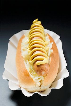 Hot-Dog avec choucroute et de la moutarde dans un plat de papier Photographie de stock - Premium Libres de Droits, Code: 659-01862595