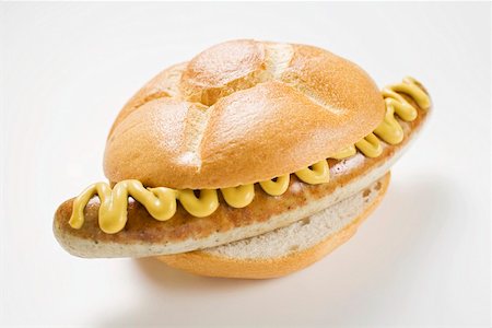 simsearch:659-01864043,k - Sausage and mustard in bread roll Foto de stock - Sin royalties Premium, Código: 659-01862605