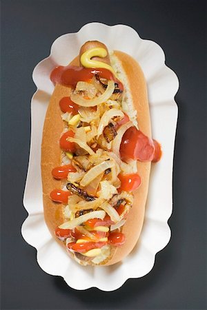 Hot-Dog avec choucroute, moutarde, ketchup et oignons Photographie de stock - Premium Libres de Droits, Code: 659-01862600