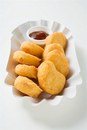 simsearch:659-01847943,k - Chicken nuggets with dip in paper dish Stock Photo - Premium Royalty-Free, Code: 659-01862636
