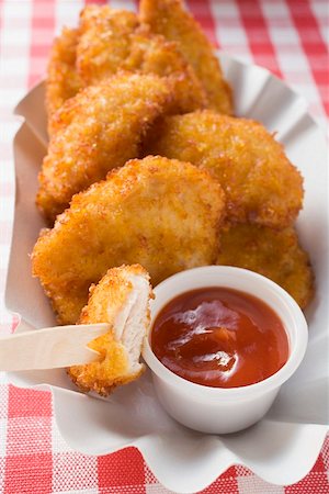 fried chicken - Chicken nuggets with ketchup in paper dish Stock Photo - Premium Royalty-Free, Code: 659-01862630