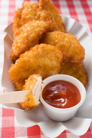 fried chicken - Pépites de poulet avec du ketchup dans le plat de papier Photographie de stock - Premium Libres de Droits, Code: 659-01862630