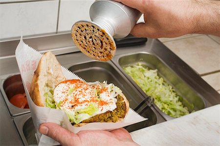 Assaisonnement pour pain pita rempli de falafel Photographie de stock - Premium Libres de Droits, Code: 659-01862657