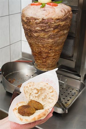 Falafel (boulettes de pois chiche) dans du pain pita, döner derrière Photographie de stock - Premium Libres de Droits, Code: 659-01862651