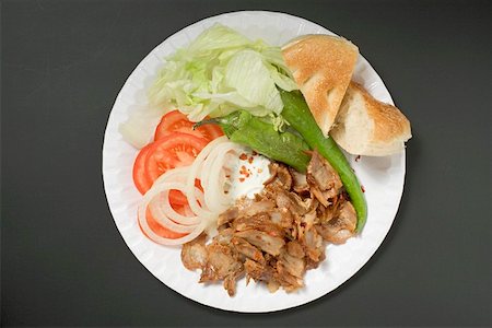 simsearch:659-01862734,k - Viande de Döner avec légumes et pain plat sur une assiette en carton Photographie de stock - Premium Libres de Droits, Code: 659-01862681