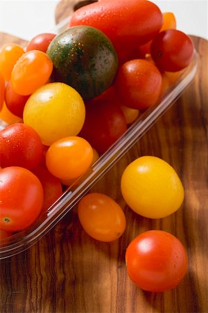 simsearch:659-03525278,k - Various types of tomatoes in plastic tray on chopping board Foto de stock - Royalty Free Premium, Número: 659-01862709