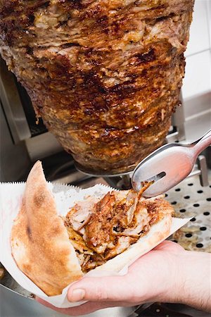 simsearch:659-01862734,k - Faire un döner kebab : remplissage du pain pita avec de la viande Photographie de stock - Premium Libres de Droits, Code: 659-01862718