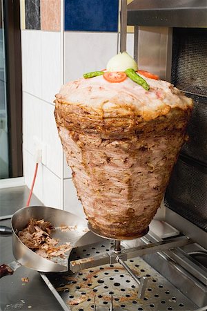 Döner kebab à broche dans la cuisine d'un snack bar Photographie de stock - Premium Libres de Droits, Code: 659-01862739