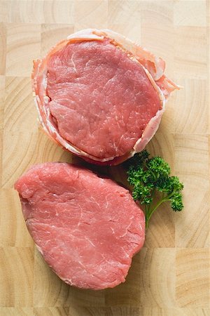 simsearch:659-01862764,k - Two beef medallions, one wrapped in bacon Foto de stock - Royalty Free Premium, Número: 659-01862763