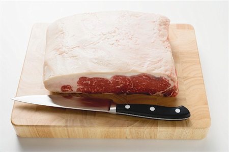 simsearch:659-06903110,k - Sirloin steak on chopping board with knife Foto de stock - Sin royalties Premium, Código: 659-01862774