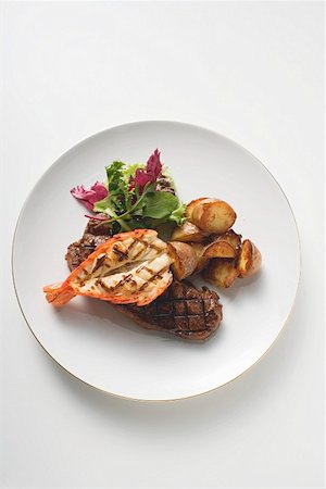 simsearch:659-06494803,k - Pré et marée (steak de boeuf et crevettes) avec pommes de terre sautées Photographie de stock - Premium Libres de Droits, Code: 659-01862789